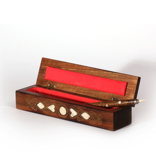 arttr-urun-ahsap-sedef-kalemlik-6 Yasemin | El Yapımı Sedef Kakma Dikdörtgen Kalemlik – Geleneksel Zarafet, Ustalıkla Buluşuyor