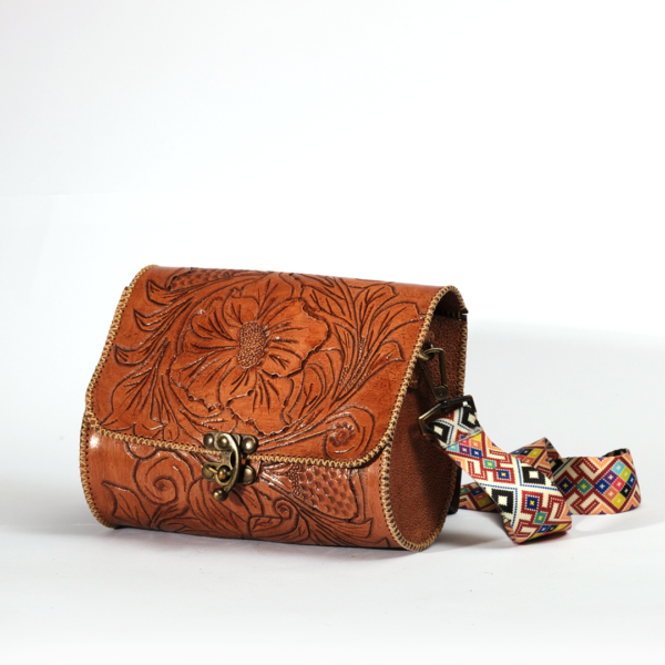 Yasemin | Deri Oyma | El Yapımı Deri Oyma Çanta – Çiçek Motifli, Renkli Askılı